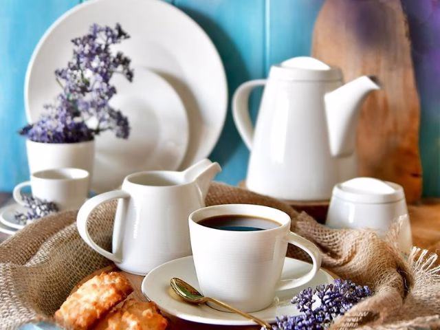 nowoczesna zastawa kawowa na stole