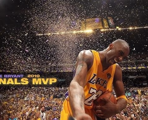 Kobe Bryant ćwiczący koszykówkę w Los Angeles Lakers.