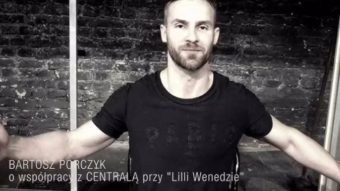 Bartosz Porczyk podczas emocjonalnego występu teatralnego.