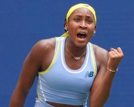 Coco Gauff wykonująca potężny forhend podczas meczu tenisowego.