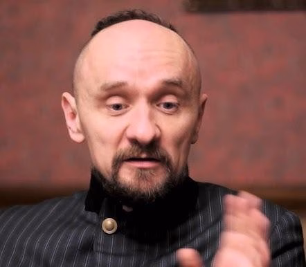 Jan Klata podczas reżyserowania próby teatralnej.