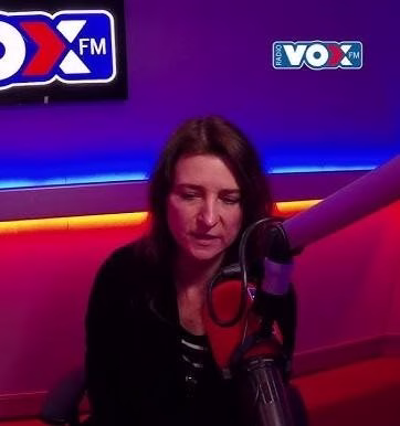 Renata Dąbkowska śpiewająca na scenie podczas koncertu