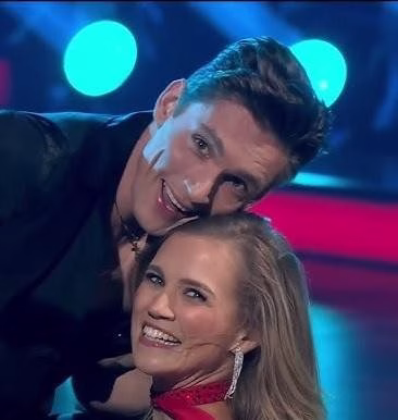 Agnieszka Kaczorowska jako dziecko w stroju tanecznym