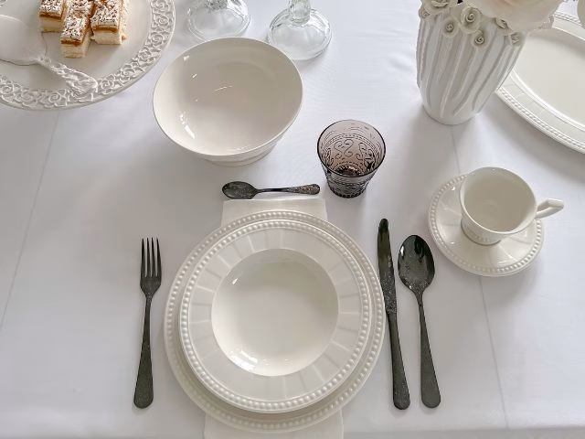 Elegancka zastawa stołowa retro i czarne sztućce