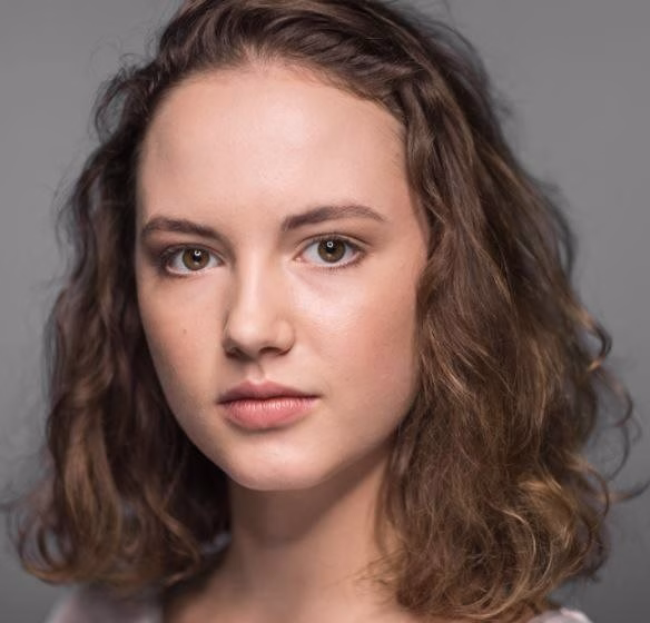 Martyna Byczkowska na planie serialu, w naturalnej pozie.