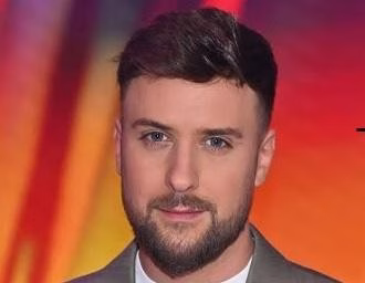 Aleksander Sikora prowadzący program telewizyjny.