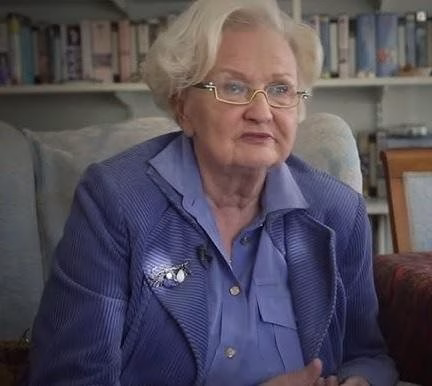 Profesor Ewa Łętowska analizująca dokumenty w bibliotece.