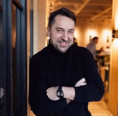 Marcin Miller z zespołu Boys w kulisach przed koncertem, w bardziej prywatnej odsłonie.