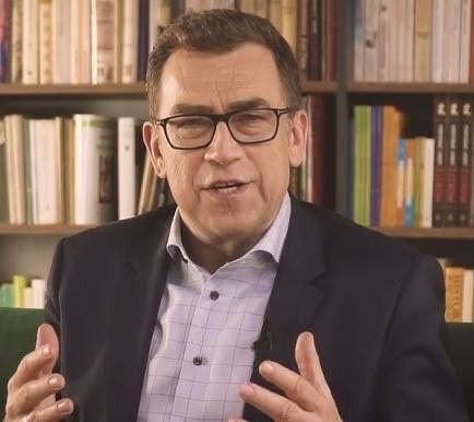Maciej Orłoś w trakcie wywiadu lub rozmowy