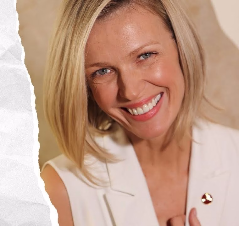 Magda Mołek podczas wywiadu w studiu telewizyjnym, w stylowej kreacji.