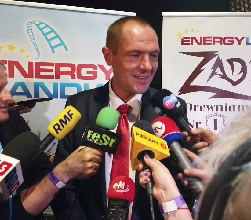 Marek Goczał – właściciel Energylandii i zawodnik rajdowy, w artystycznym ujęciu łączącym świat parku rozrywki i rajdów terenowych.