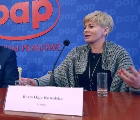 Beata Olga Kowalska w trakcie występu teatralnego, aktorka w ruchu scenicznym.