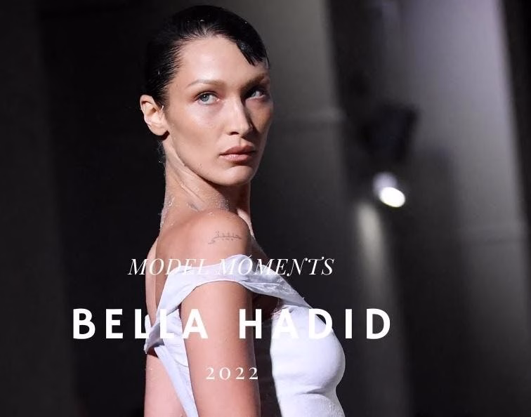 Bella Hadid podczas sesji jeździeckiej, prezentująca swoją pasję do koni w stylowym, ale praktycznym stroju.