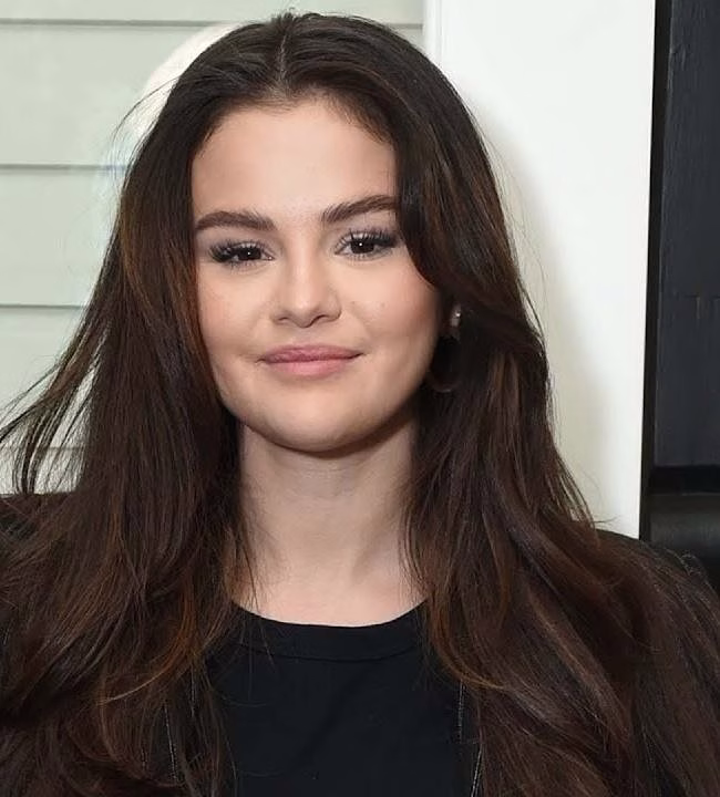 Selena Gomez podczas sesji zdjęciowej lub nagraniowej, ukazująca jej pasję artystyczną.