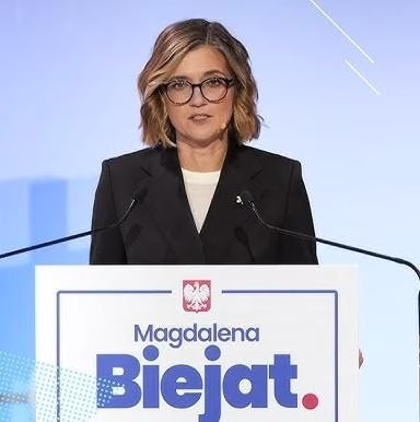 Magdalena Biejat podczas wystąpienia publicznego lub pracy.
