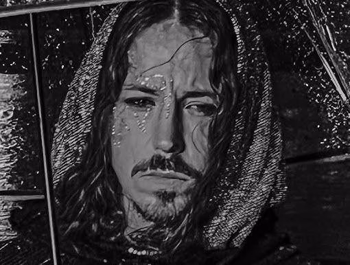 Michał Szpak wykonujący piosenkę na koncercie, z wyrazistą mimiką i charakterystyczną fryzurą.