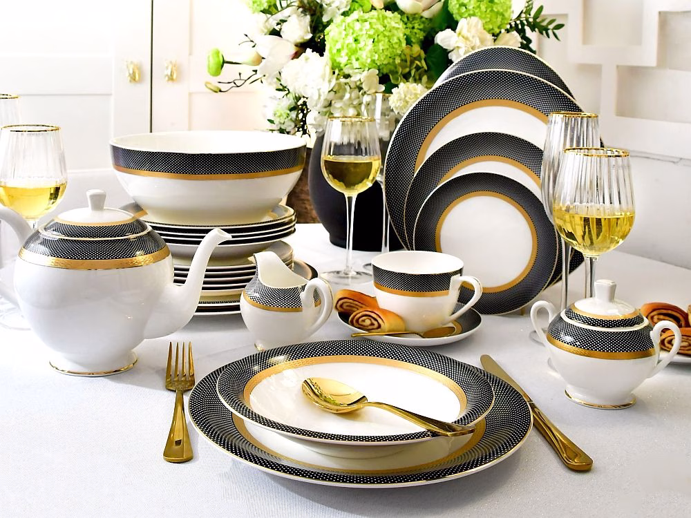 Elegancka porcelanowa zastawa stołowa i złote sztućce